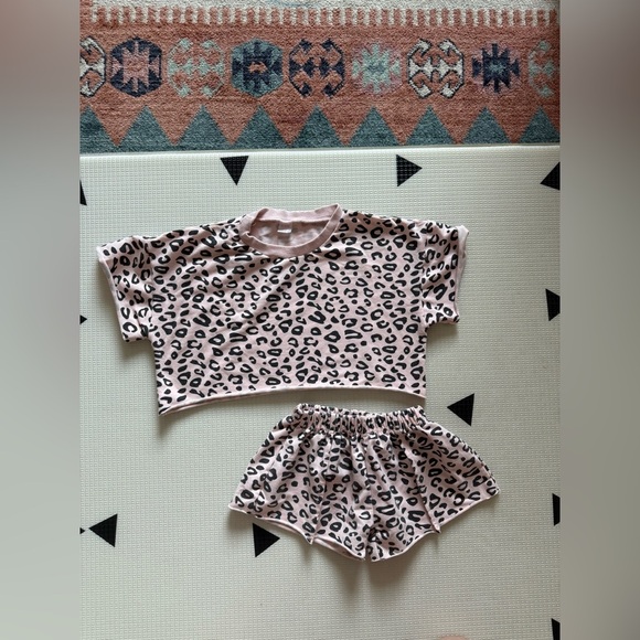 Baby girl,toddler Leopard Print Kids matching set in 3T•••crop top & shorts - Picture 4 of 5